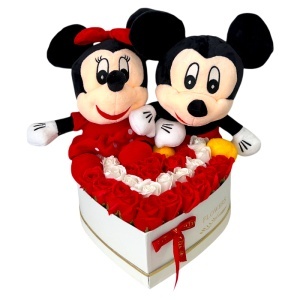 Aranjament floral Mickey & Minnie Mouse cu trandafiri de sapun, in cutie inima alba, 29x35 cm