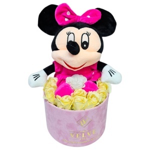 Aranjament floral Minnie Mouse cu trandafiri de sapun in cutie catifea roz