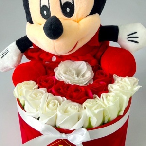 Aranjament floral Minnie Mouse cu trandafiri de sapun si jucarie de plus, in cutie catifea rosie - Img 2