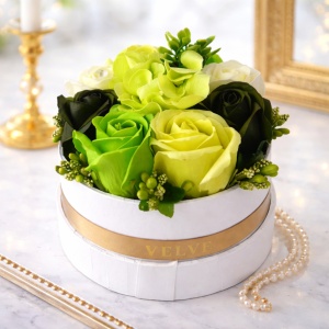 Aranjament floral Olla in cutie rotunda alba, cu trandafiri si hortensii de sapun, stamine si cristale artizanale, Verde