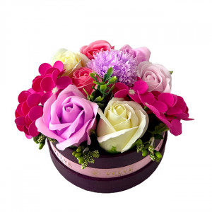Aranjament floral in cutie rotunda grena, cu trandafiri, hortensie si garoafa de sapun, stamine artizanale si plante artificiale, Lila