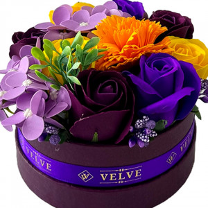 Aranjament floral in cutie rotunda grena, cu trandafiri, hortensie si garoafa de sapun, stamine artizanale si plante artificiale, Portocaliu