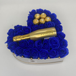 Aranjament floral Opulence, cutie inima cu trandafiri de sapun albastri si Prosecco Bottega Gold si praline Ferrero Rocher