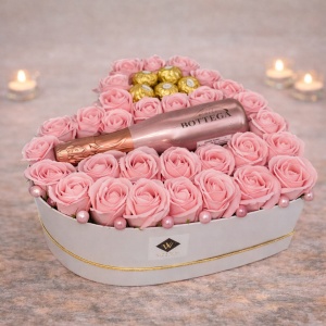 Aranjament floral Opulence, cutie inima cu trandafiri de sapun roz deschis si Prosecco Bottega Rose Gold si praline Ferrero Rocher