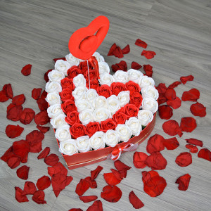 Aranjament floral Passion Love cutie inima cu 47 trandafiri sapun - Img 5