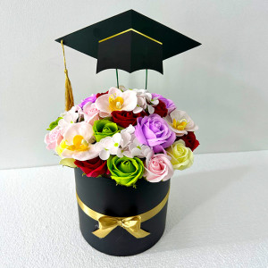 Aranjament floral pentru absolvire, in cutie rotunda cu trandafiri, orhidee si hortensiide sapun, ø 19cm, Lila - Img 2