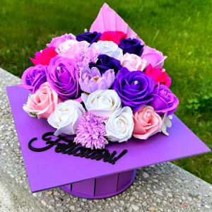 Aranjament floral pentru absolvire, in cutie in forma de toca cu flori de sapun si garoafe , 26x26x13cm, Mov