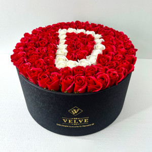 Aranjament floral personalizat cu litera, cutie rotunda neagra cu 101 trandafiri de sapun, D - Img 4