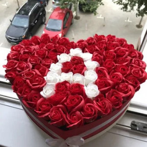 Aranjament floral personalizat inima cu 65 trandafiri de sapun