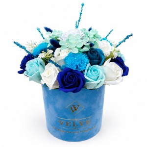 Aranjament floral premium in cutie de catifea bleu cu trandafiri, garoafe si hortensii de sapun