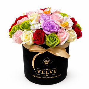 Aranjament floral premium in cutie de catifea neagra cu trandafiri, orhidee si hortensii de sapun