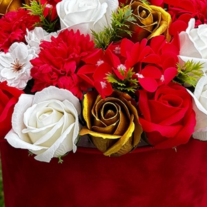 Aranjament floral premium in cutie de catifea rosie, cu trandafiri de sapun, garoafe si flori de cires - Img 3