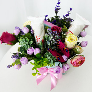 Aranjament floral Princess, cu flori si plante artizanale, trandafiri, eucalipt, fluturas si praline Raffaello2