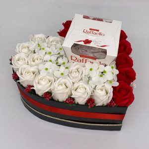 Aranjament floral Raffaello White Red, cutie inima cu trandafiri de sapun, hortensii si bomboane Raffaello