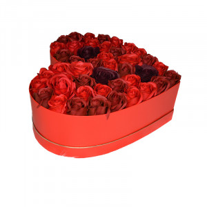 Aranjament floral Red Passion cutie inima cu 45 trandafiri sapun