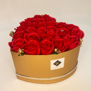 Aranjament floral RedGold cutie inima cu 25 trandafiri de sapun