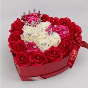 Aranjament floral Royal cu 25 trandafiri de sapun, coroana regala argintie si accesorii de lux, in cutie in forma de inima, Rosu-Roz-Alb - Img 3