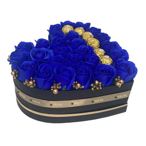Aranjament floral Serenity Blue, cutie inima cu trandafiri de sapun si bomboane de ciocolata Ferrero Rocher