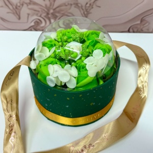 Aranjament floral Seven, in cutie rotunda cu 7 trandafiri din sapun, stamine si hortensi, Verde