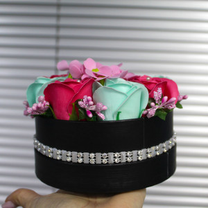 Aranjament floral Sisens, in cutie neagra cu strasuri, trandafiri si hortensii din sapun, Roz-Vernil2