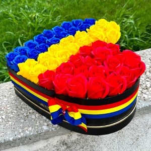 Aranjament floral Tricolor, cu trandafiri din sapun, in cutie in forma de inima