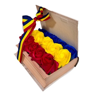 Aranjament floral Tricolor, in cutie cu aspect de carte, aprox 15 trandafiri din sapun