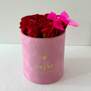 Aranjament floral VLV, cu 9 trandafiri de sapun, in cutie roz de catifea, Rosu