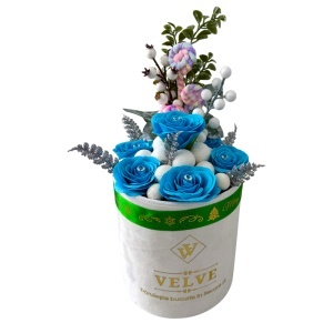 Aranjament Floral Winter Blue cu trandafiri de sapun, globuri decorative si accente argintii, in cutie de catifea alba