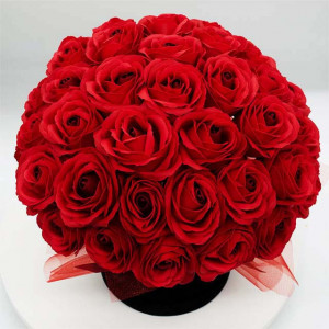 Aranjament Wonderful in cutie de catifea cu funda din organza si 51de trandafiri din sapun in doua nuante