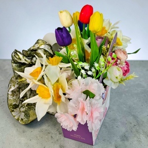 Aranjament floral Ziua Mamei cu lalele si narcise artizanale, esarfa eleganta si brosa fluture - Img 3