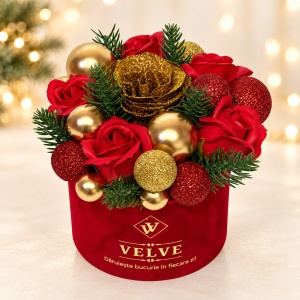 Aranjament Golden Christmas cu 5 trandafiri de sapun, trandafir cu sclipici si globuri, cutie rosie catifelata, 15 cm