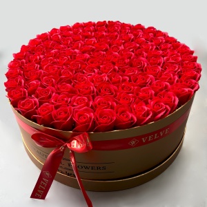Aranjament mare floral, Breeze Royal, cu 135 trandafiri de sapun, in cutie rotunda aurie, Rosu, Diametru 50 cm1