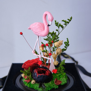 Aranjament cu flori criogenate si Flamingo, in cupola de sticla si cutie cadou