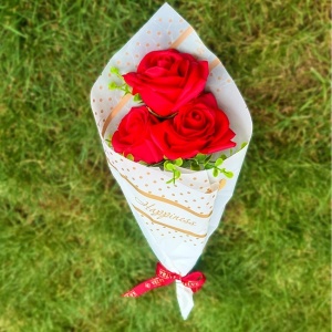 Buchet Bloom cu 3 trandafiri de sapun si plante artificiale,  Rosu