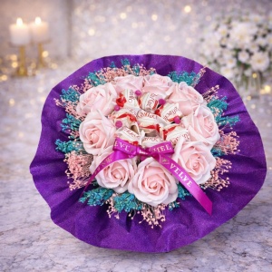 Buchet cadou Delice cu 8 praline Raffaello, 9 trandafiri de sapun si broom natural criogenat - Img 2