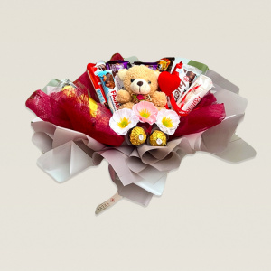 Buchet cadou Delice, cu selectie de dulciuri, inimioara, ursulet de plus si flori de sapun - Img 4