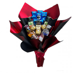Buchet cadou Delice pentru barbati, cu pancarta si text "La Multi Ani!", cu 3 praline Ferrero si bauturi spirtuase in miniatura, Chivas Regal 12 YO, Absolut Vodka, Jack Daniels si doua sticlute de Jagermeister