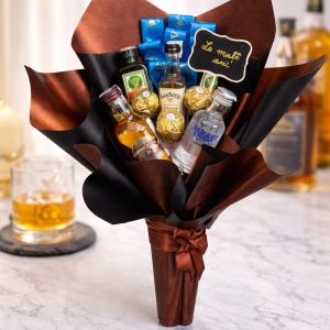 Buchet cadou Delice pentru barbati, cu pancarta si text "La Multi Ani!", cu 3 praline Ferrero si bauturi spirtuase in miniatura, Chivas Regal 12 YO, Absolut Vodka, Jack Daniels si doua sticlute de Jagermeister