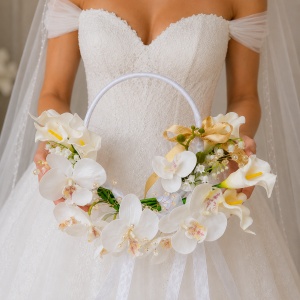 Buchet de mireasa tip cerc „Royal Hoop”, design exclusivist cu orhidee, cale si lacramioare, 40x35 cm