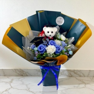 Buchet floral absolvire 2026, cu flori de sapun albastre, ursulet cu toca si pancarta text "Felicitari" - Img 5