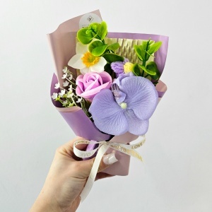Buchet floral elegant Lavender Orchid cu trandafir de sapun, orhidee si narcisa artizanale, 20x15 cm - Img 4