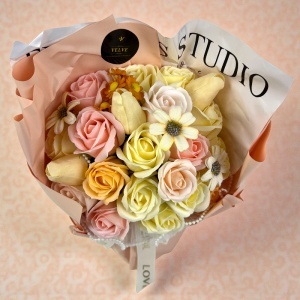 Buchet floral Eternal din flori artizanale, trandafiri si lalele de sapun, 22x30 cm, Crem - Img 2