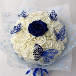 Buchet floral premium cu 51 trandafiri de sapun, fluturi decorativi si accente glitter, inaltime 45 cm, Alb - Albastru - Img 5
