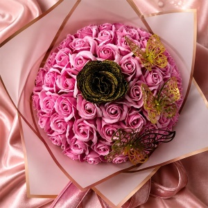 Buchet floral premium cu 51 trandafiri de sapun, fluturi decorativi si accente glitter, inaltime 45 cm, Roz - Auriu - Img 5