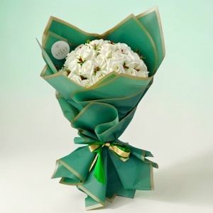 Buchet floral premium elegant cu 35 trandafiri de sapun albi si plante artizanale, 50x30 cm - Img 4