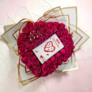 Buchet floral premium Heart Fucsia in forma de inima cu 51 trandafiri de sapun si bomboane Raffaello, 40 cm - Img 4
