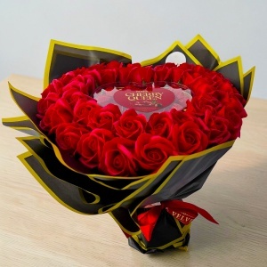 Buchet floral premium Heart Red in forma de inima cu 43 trandafiri de sapun si bomboane Cherry Queen, 45 cm - Img 4