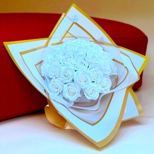 Buchet floral Royal cu 31 trandafiri de sapun - Img 2
