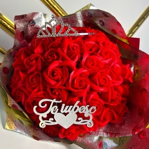 Buchet floral Royal Love cu 51 trandafiri de sapun, coronita decorativa si topper "Te iubesc", Rosu - Img 8
