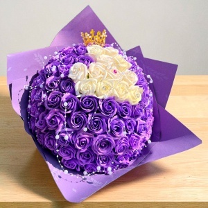 Buchet floral Royal Purple cu 101 trandafiri de sapun si accesorii decorative, 40 cm - Img 4